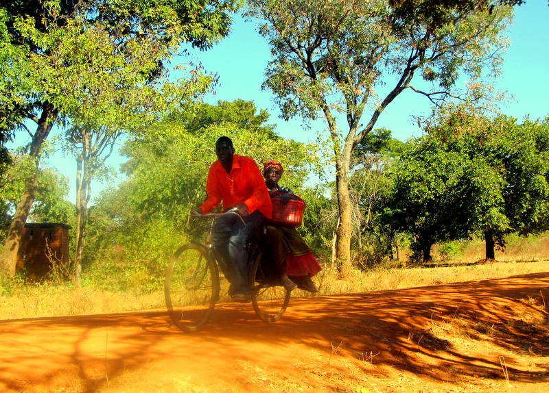 zdjęcie pary na rowerze afryka